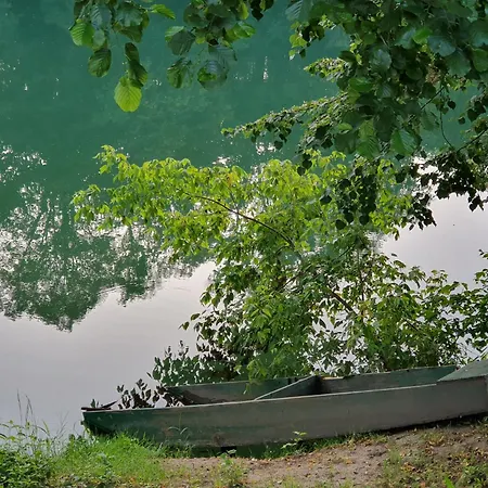 Gm House, Mobile House Near Kolpa River מטליקה