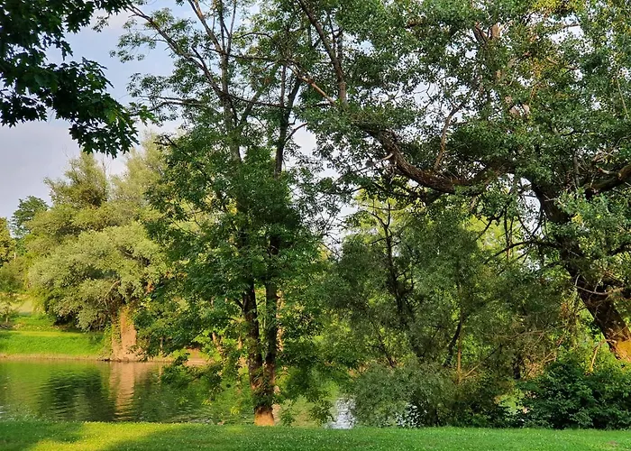 Gm House, Mobile House Near Kolpa River بيت للعطل