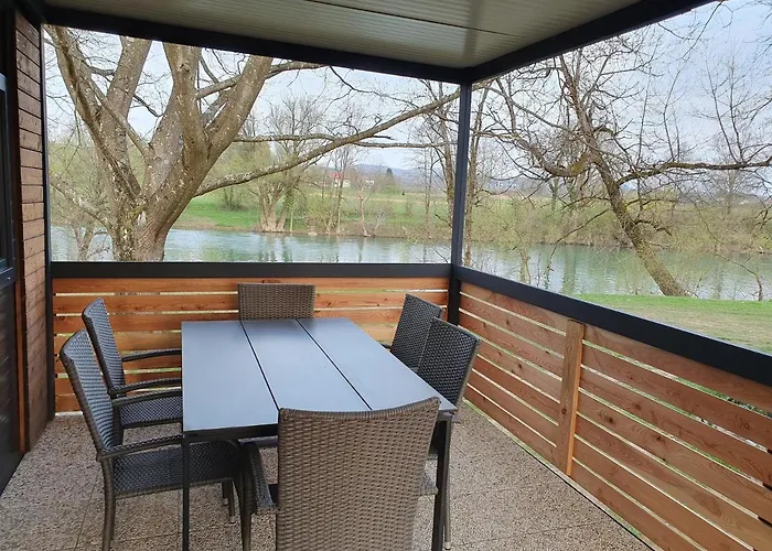 Gm House, Mobile House Near Kolpa River بيت للعطل *